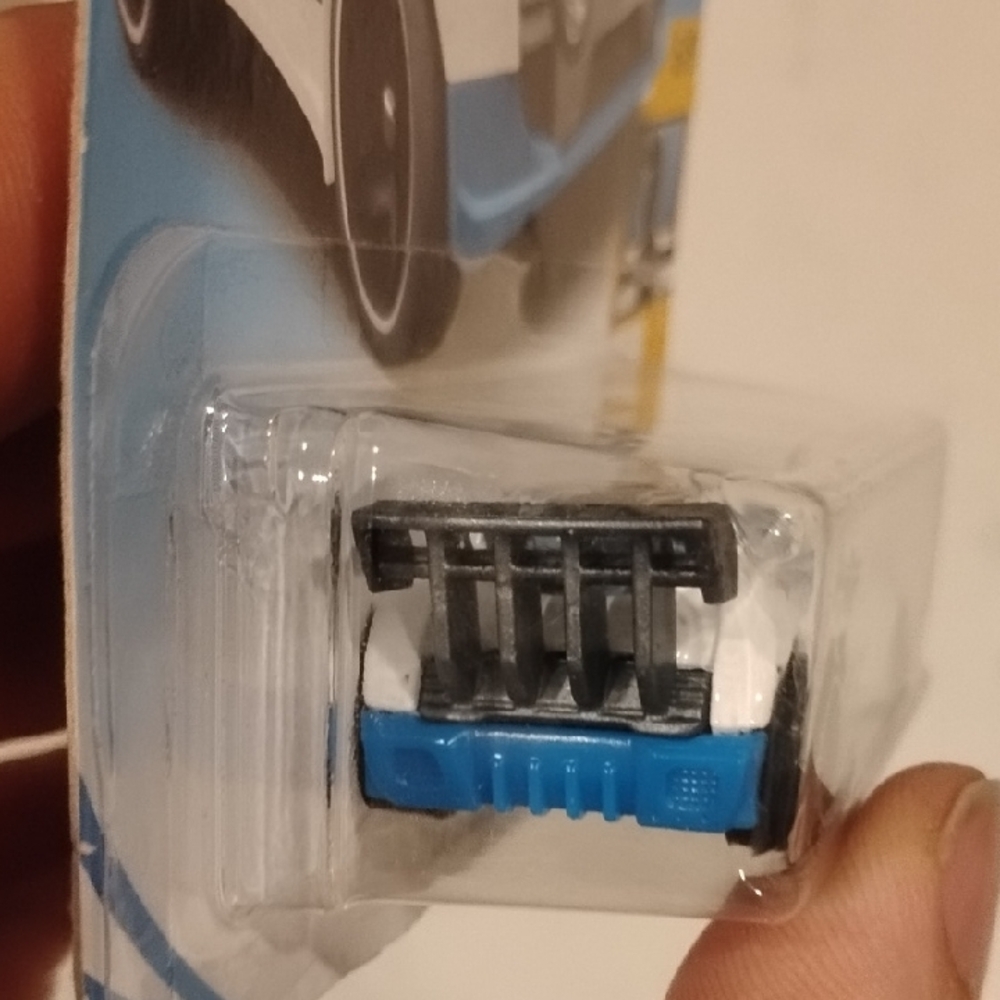 Fast 4WD Toy Car - White and Blue - Picture 4 of 8